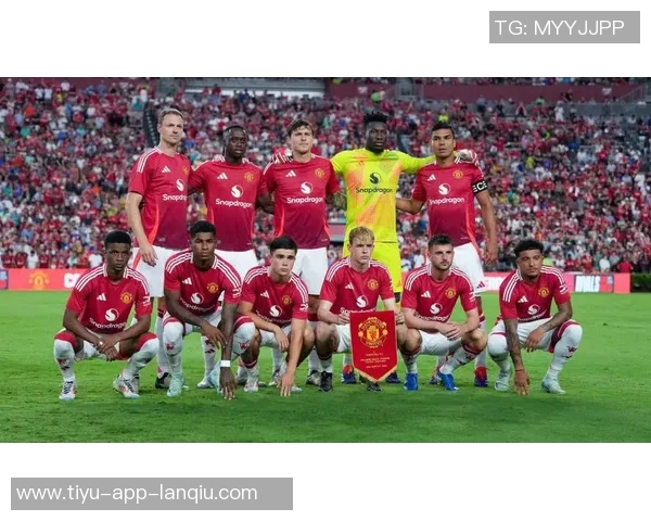 曼联官方社交媒体发布2025-26赛季全家福照男足女足同框合影 曼联官方社交媒体发布2025-26赛季全家福照男足女足同框合影