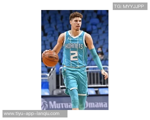 鲍尔半场状态低迷三分球三投零中仅得四分三篮板五助攻一抢断